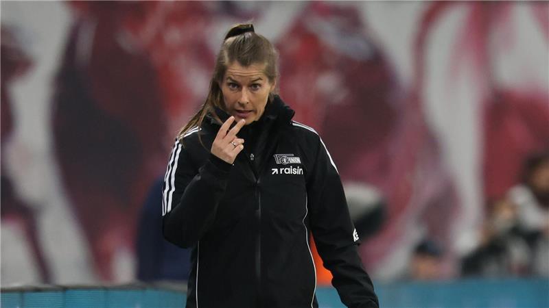 Trainerin Marie-Louise Eta von 1. FC Union Berlin war sehr engagiert an der Seitenlinie. 