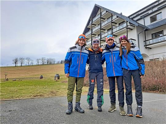 Trainerin Milena Eimann (2. v. li.) verabschiedet Aaron Jakobs, Theo Ruprecht und Paula Ranft (v. li.) aus dem Harzer Schülerteam. Das Trio startet künftig im Deutschlandpokal der Jugend. Foto: Privat