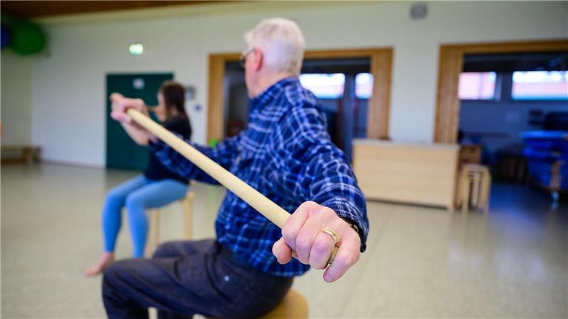 Senioren in Bewegung - Studie zu Sturzprophylaxe Trainiert werden unter anderem das Aufstehen vom Stuhl ohne Armunterstützung, der Stand auf einem Bein oder die Oberkörper-Flexibilität mit Stäben im Sitzen.
