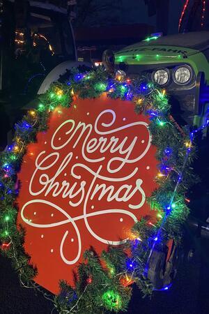 Ein beleuchteter Traktor mit Schriftzug.