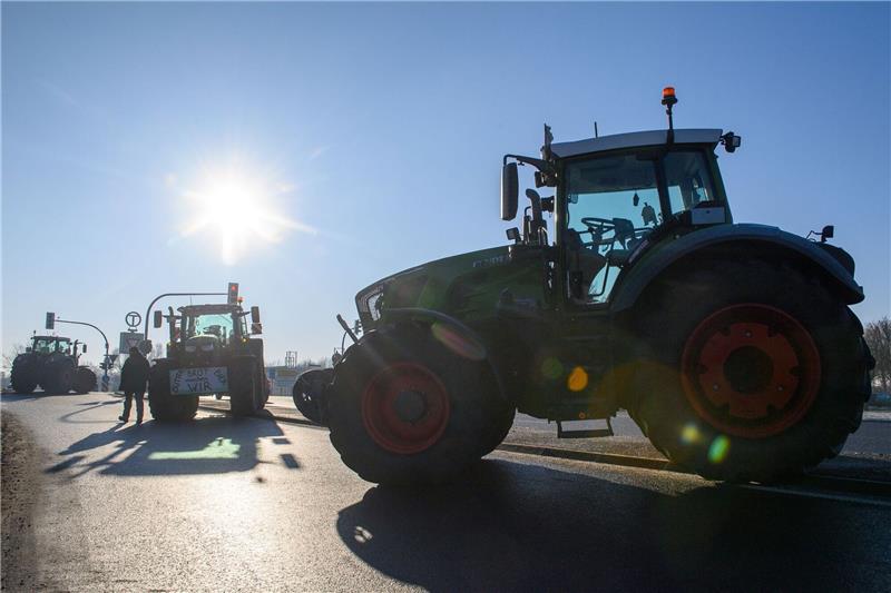 Landwirte planen Trecker-Konvois nach Hannover Traktoren blockieren eine Autobahnauffahrt .