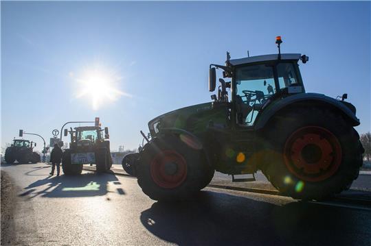 Traktoren blockieren eine Autobahnauffahrt .