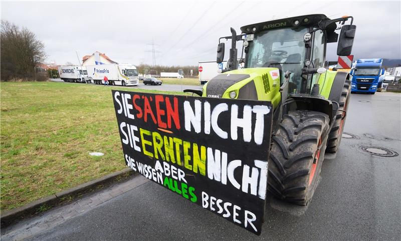 Traktoren blockieren eine Zufahrt zu einem Lager des Einzelhandelsunternehmens Edeka in der Nähe der Autobahn A2 im Landkreis Schaumburg.