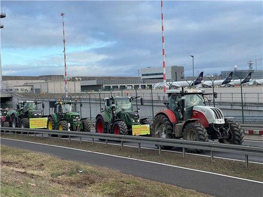 Traktoren fahren auf einer Straße am Flughafen Frankfurt vorbei. Wie ein Polizeisprecher sagte, begaben sich die Bauern am Morgen gegen 6 Uhr Richtung Airport. Geplant sei eine Protestfahrt rund um das Gelände.