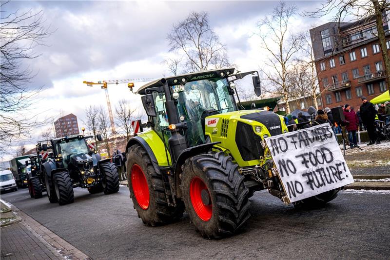 Busse in Bremen verspäten sich wegen Bauernprotesten Traktoren fahren durch die Bremer Überseestadt bei einer Demonstration von Bauern.