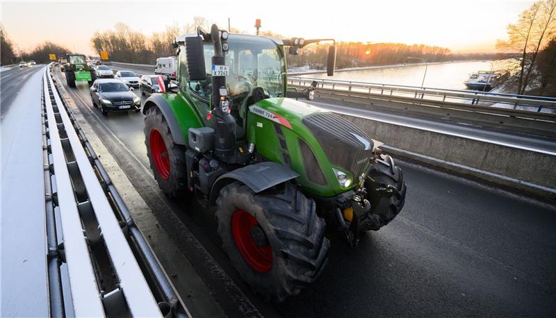 Polizei: Landwirte blockieren auch Autobahnen Traktoren fahren in Schritttempo über die Bundesstraße B65 zwischen Sehnde und Hannover und bremsen den Verkehr aus.