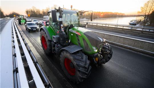 Traktoren fahren in Schritttempo über die Bundesstraße B65 zwischen Sehnde und Hannover und bremsen den Verkehr aus.