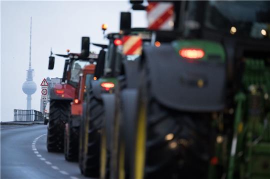Traktoren fahren zu einer Protestdemonstration am Brandenburger Tor Richtung Innenstadt. Laut Polizei etwa 10.000 Teilnehmer und 5000 Fahrzeuge erwartet.
