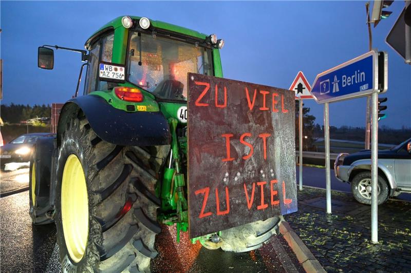 Traktoren von Bauern aus der Umgebung von Wittenberg blockieren die Zufahrt zur A9 bei Coswig.