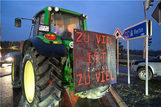 Traktoren von Bauern aus der Umgebung von Wittenberg blockieren die Zufahrt zur A9 bei Coswig.