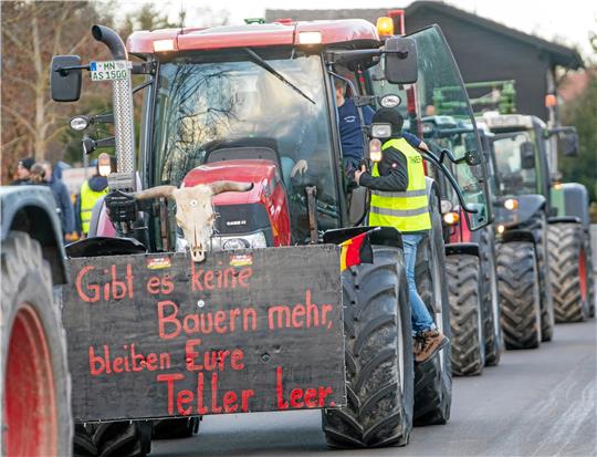 Traktoren von Landwirten aus Nordschwaben und Ost-Württemberg während einer Kundgebung des Bauernverbandes gegen die Sparpläne der Bundesregierung. Foto: dpa