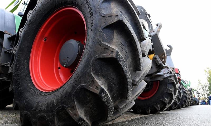 Bauernprotest während Steinmeier-Besuch in Bremen Traktoren von demonstrierenden Landwirten stehen am Treffpunkt einer Sternfahrt.