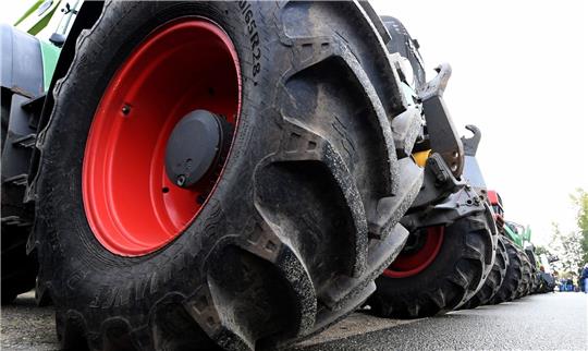Traktoren von demonstrierenden Landwirten stehen am Treffpunkt einer Sternfahrt.