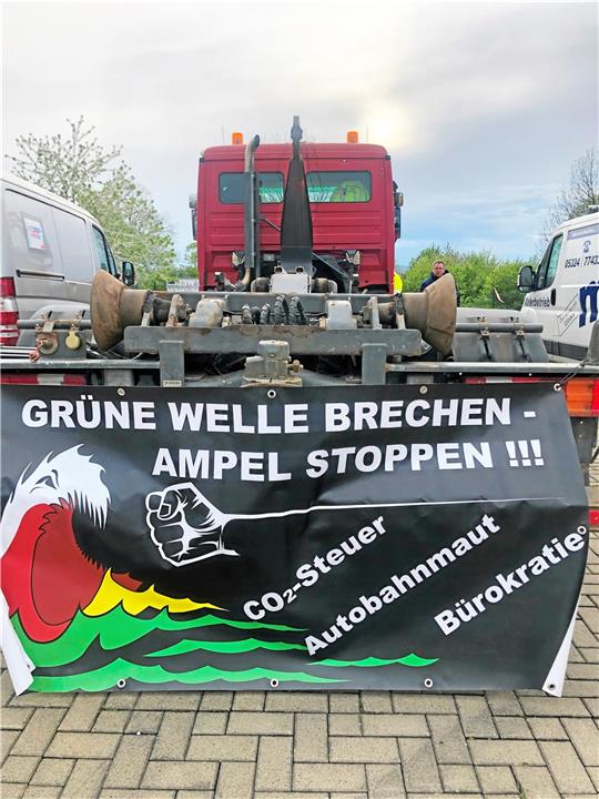 Transparent an einem Fahrzeug während der kleinen Kundgebung am Mittwochabend auf dem „Nachtschicht“-Parkplatz in Goslar. Foto: Stade