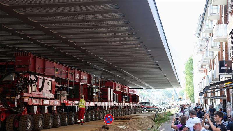 Transport der neuen Sternbrücke