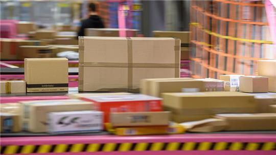 Transportband in einem DHL-Paketzentrum: In Paketen stecken manchmal auch für den Zoll Überraschungen. (Symbolbild)