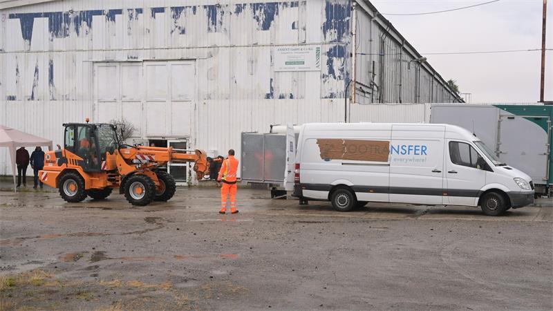 Behörden bringen nach Ausbruch bei Leipzig sechs Tiger weg Transportboxen wurden verladen.