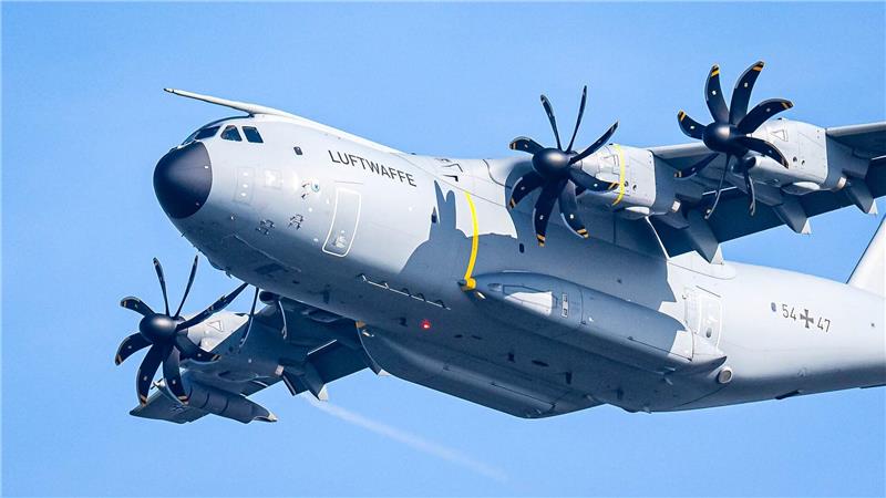 Deutsche Hilfsflüge für Gazastreifen haben begonnen Transportflugzeuge wie dieses werfen die Hilfsgüter ab. (Archivbild)