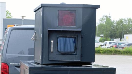 „Traudl“ wird das Blitzergerät genannt, das der Landkreis auf einem Anhänger stehen hat. Von heute an soll es in Bad Harzburg abgestellt werden. Den genauen Standort verrät der Landkreis aber nicht. Foto: Landkreis