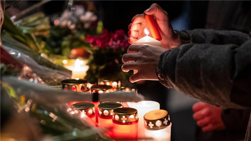 Trauer in Crans-Montana: Blumenmeer und Kerzen für Opfer des Silvesterbrandes