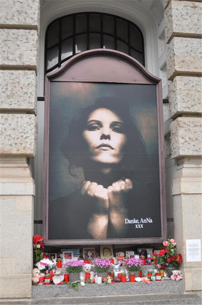 Trauer um Anna R.: Vor dem Konterfei der früheren Rosenstolz-Sängerin stehen am Theater des Westens viele frische Blumen und Andenken.