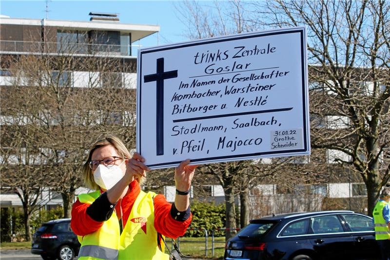 Trauer um Trinks: Die Beschäftigten verübeln bei zwei Kundgebungen Geschäftsführern und Gesellschaftern die Umzugsentscheidung. Nach den anfänglichen Protesten verlaufen die Verhandlungen ab dem Frühjahr 2021 aber geräuschlos. Archivfoto: Epping