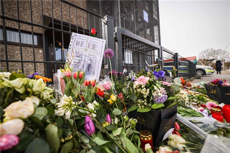 Trauer vor dem Eingangsbereich des Gemeindehauses der Zeugen Jehovas in Hamburg.