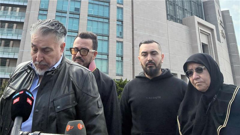 Trauer vor dem Gericht bei den Angehörigen der Hamburger Familie und deren Anwalt.