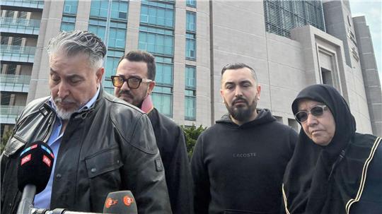 Trauer vor dem Gericht bei den Angehörigen der Hamburger Familie und deren Anwalt.