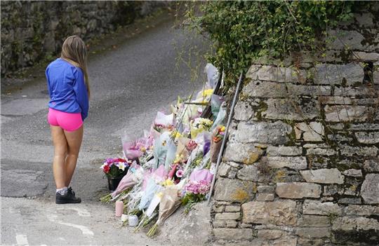 Trauerbekundungen an der Steinmauer im irischen Clonmel, wo  vier junge Menschen bei einem Unfall ums Leben kamen.