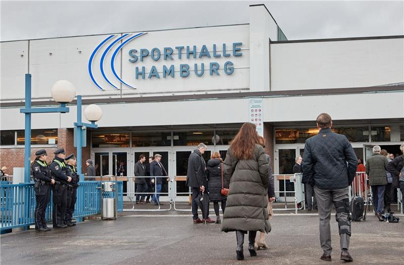Trauergäste kommen zur Gedenkveranstaltung der Zeugen Jehovas für die Opfer des Amoklaufs in die Alsterdorfer Sporthalle.