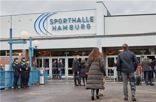 Trauergäste kommen zur Gedenkveranstaltung der Zeugen Jehovas für die Opfer des Amoklaufs in die Alsterdorfer Sporthalle.