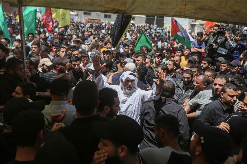 Kämpfe im Gaza-Konflikt dauern an - Raketenbeschuss Trauernde Palästinenser nehmen an der Beerdigung des islamischen Dschihad-Funktionärs Al-Hassani teil, der bei einem israelischen Luftangriff getötet wurde.