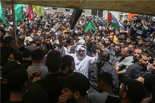 Trauernde Palästinenser nehmen an der Beerdigung des islamischen Dschihad-Funktionärs Al-Hassani teil, der bei einem israelischen Luftangriff getötet wurde.
