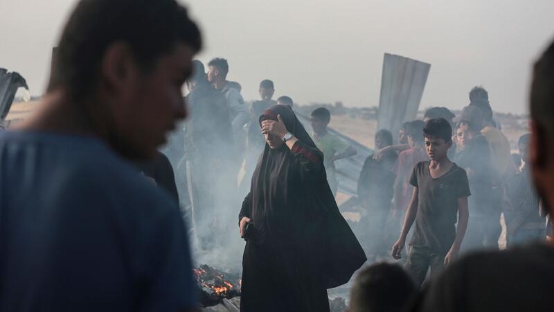 Trauernde Palästinenser und Palästinenserinnen am Ort der Zerstörung nach einem israelischen Luftangriff auf ein Flüchtlingslager in Rafah.
