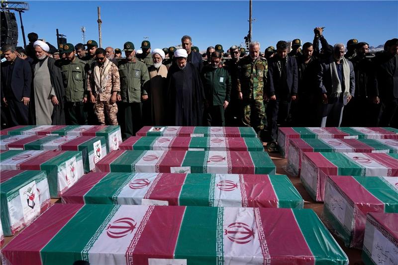 Nach Anschlag: Irans Geheimdienst meldet neun Festnahmen Trauernde beten bei einer Trauerzeremonie für die Anschlagsopfer im Iran.