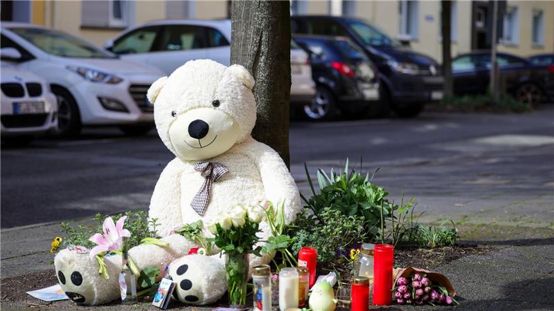 Trauernde gedachten am Sonntag in Witten der Opfer.