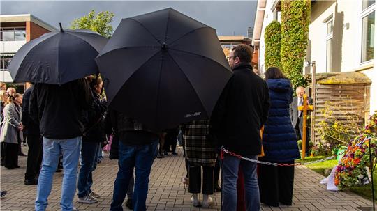 Trauernde gedenken der Opfer der Bluttat.