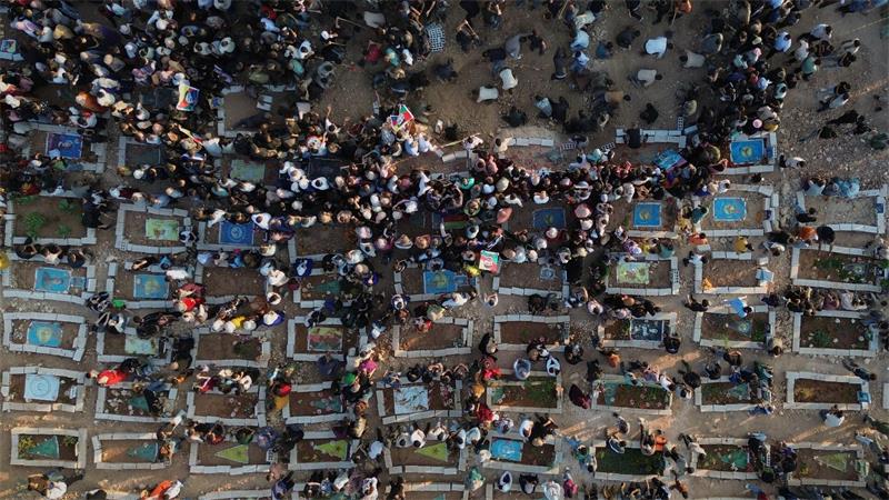 Trauernde nehmen an einer Beerdigung für Häftlinge teil, die bei einem Brand ums Leben kamen, der während Unruhen im örtlichen Gefängnis nach tagelangen Spannungen und Protesten in der überwiegend kurdischen Stadt Kobane im Norden Syriens ausgebrochen war.