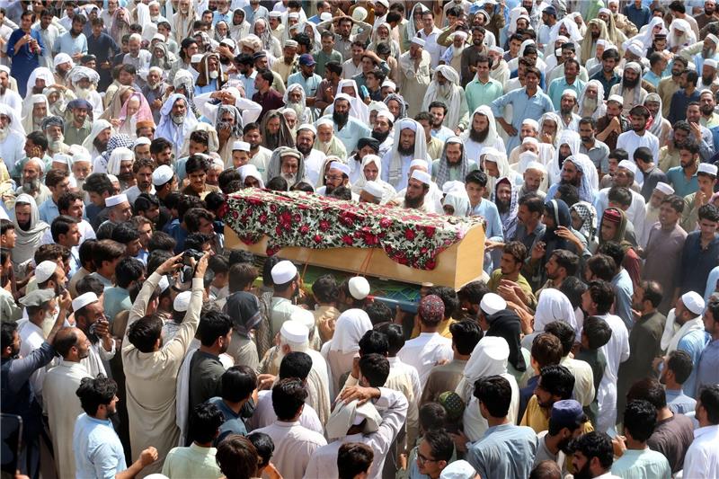 IS bekennt sich zu Anschlag in Pakistan Trauernde nehmen in Bajur an der Beerdigung von Opfern der Bombenexplosion teil.