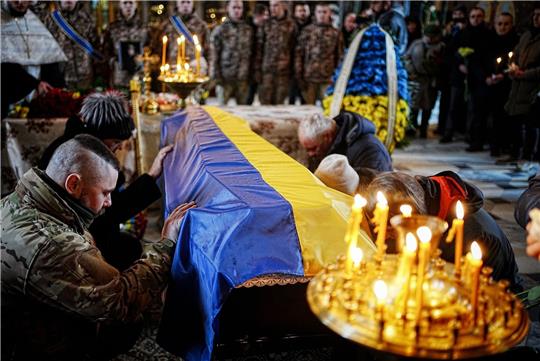 Trauernde nehmen in der Wladimirkathedrale Abschied von dem gefallenen Soldaten Jurij Strojew.