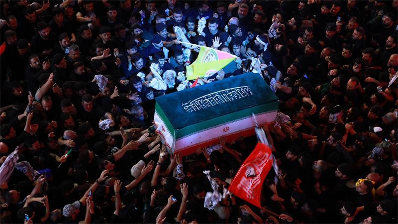 Iran-Krieg und kein Ende: Angriffe, Blockaden, Waffenruhe Trauernde tragen den Sarg des iranischen Obersten Führers Ajatollah Ali Chamenei während seines Trauerzuges in Karbala.
