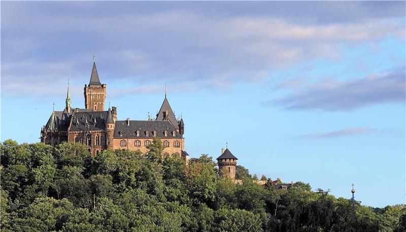 Traumhaft: Das Schloss in Wernigerode lockt zahlreiche Besucher an.  Foto: dpa