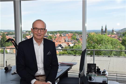Traumhafte Aussichten hat Dirk-Peter Vorderstemann im obersten Stockwerk des Rammelsberghauses. Der langjährige Sparkassenvorstand geht in den Ruhestand.  Foto: Kleine