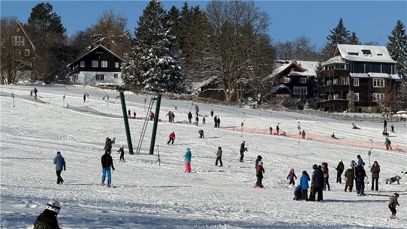 Traumhafte Wintersportbedingungen herrschen zu Jahresbeginn auch auf der Skiwiese am Rathaus in Braunlage.