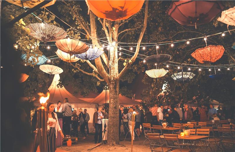 Kabarett, Musik und Comedy locken ans Braunschweiger Okerufer Traumkulisse im Bürgerpark am Okerufer: Hierhin lädt das Festival „KulturImZelt“ im August und September wieder ein.