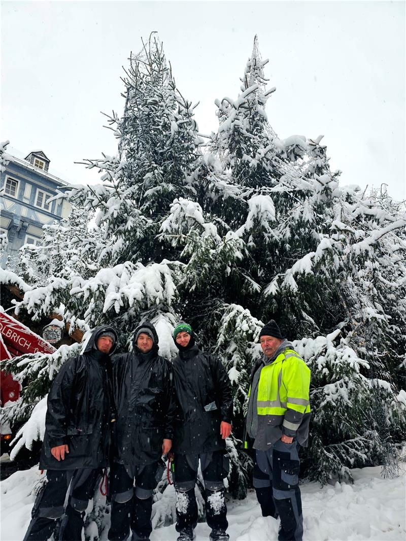 Weihnachtsmarkt: Licht und Schatten des Wintereinbruchs Traurig: Thomas Welski (rechts) und seinen Jungs von Elektro Olbrich. Foto: Sowa