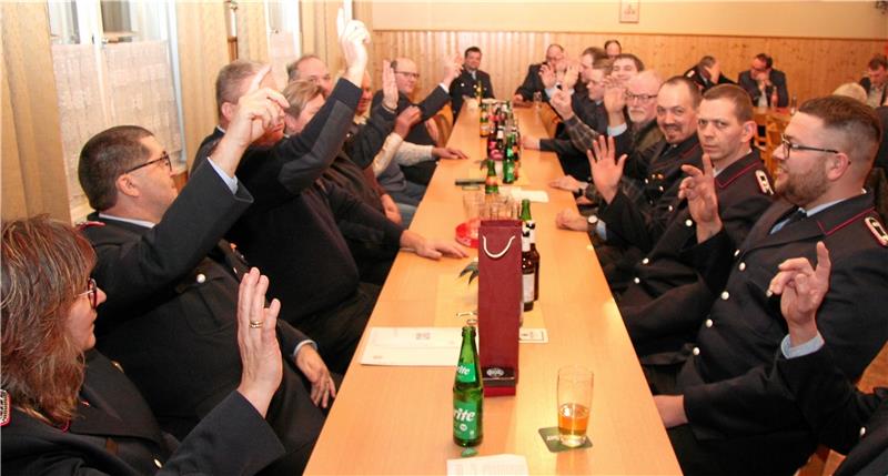 Wunder in Nauen: Feuerwehr findet kurz vor Auflösung neuen Chef Trauriger Moment auf der Jahreshauptversammlung am 27. Januar: Einstimmig fällt der Beschluss, dem Vorschlag zur Auflösung der Nauener Ortswehr zuzustimmen. Doch jetzt gibt es neue Hoffnung für die Wehr.  Archivoto: Hohaus