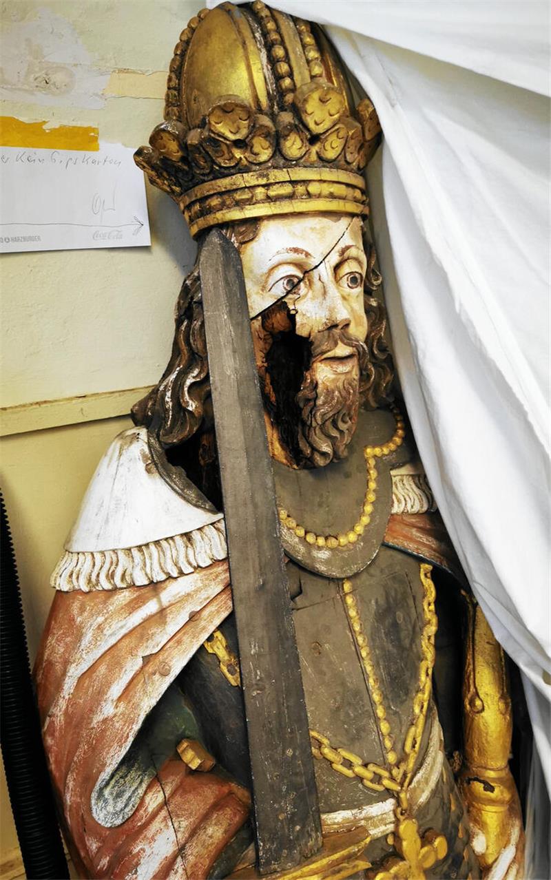 Fort von der Worth: Goslar schickt Kaiser auf Kur nach Ostharingen Trauriger Zustand: So sieht einer jener beiden Kaiser aus, die schon seit zehn Jahren abgedankt sind.