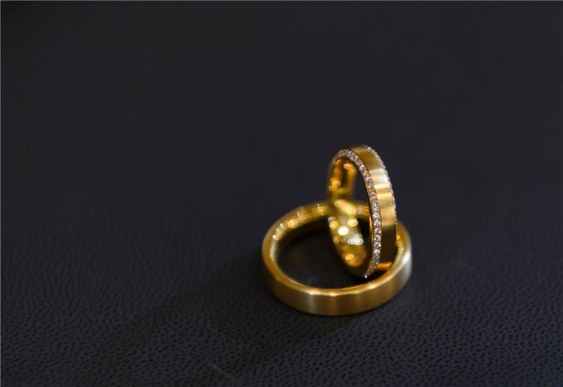 Ehrliche Finderin rettet Heiratsantrag an Heiligabend Trauringe auf schwarzem Untergrund. Eine ehrliche Finderin hat eine Schachtel mit zwei Ringen auf der Straße gefunden, sich bei der Polizei gemeldet und damit einen Heiratsantrag an Heiligabend möglich gemacht (Symbolbild).